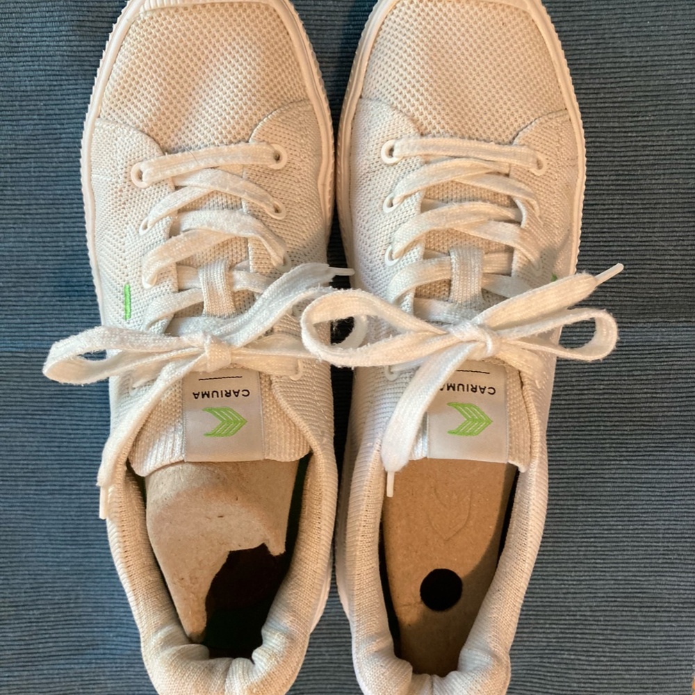 Cariuma sneakers white